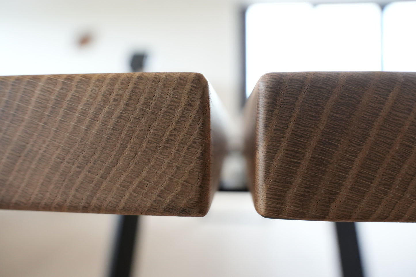 Tavoli artigianali in legno pregiato di Noce Walnut